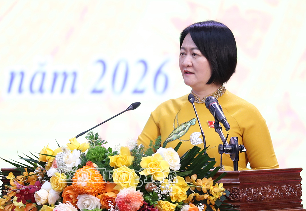 Đồng chí Thái Thị Thu Hường, Giám đốc Sở Khoa học và Công nghệ trả lời chất vấn.