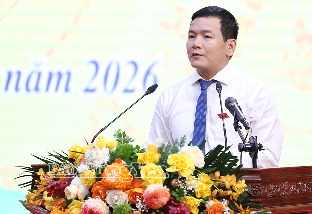 Đồng chí Trần Quang Triển, Giám đốc Sở Xây dựng trả lời chất vấn.