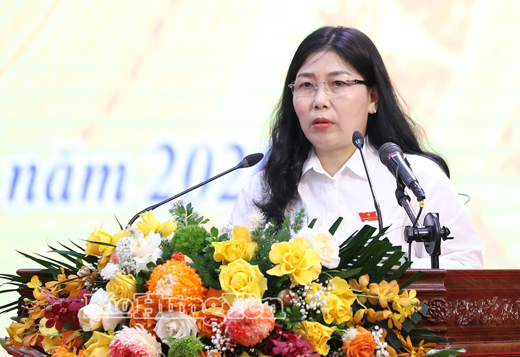 Đồng chí Nguyễn Thị Anh, Giám đốc Sở Y tế trả lời chất vấn.