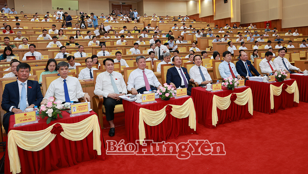 Các đồng chí lãnh đạo tỉnh cùng các đại biểu dự Kỳ họp.