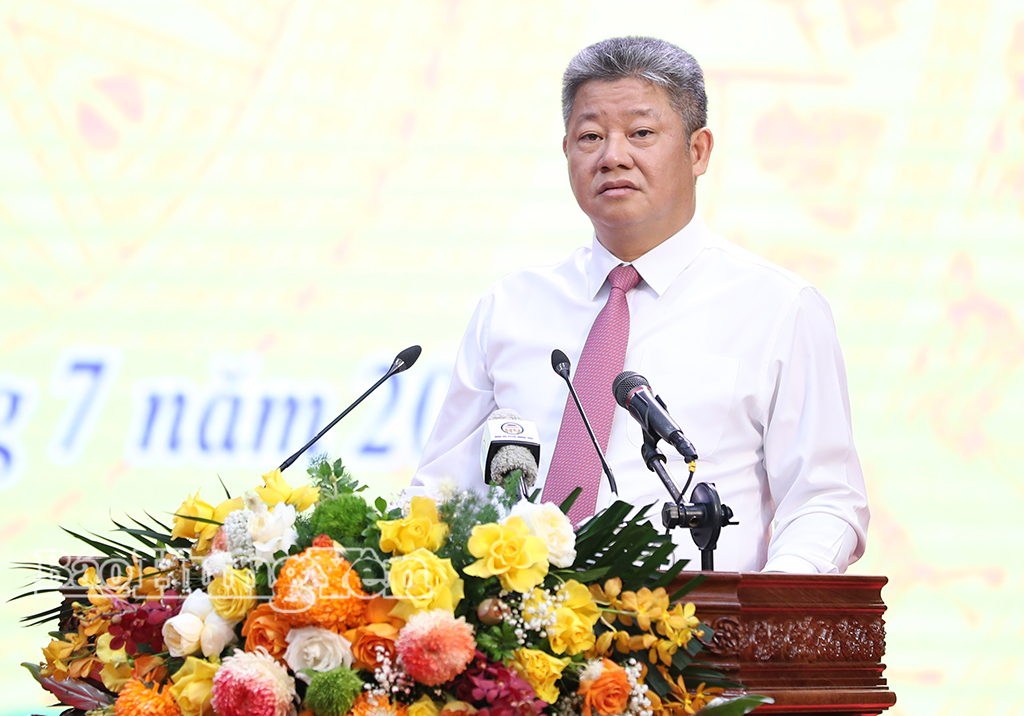 Đồng chí Nguyễn Mạnh Quyền, Phó Bí thư Tỉnh ủy, Chủ tịch UBND tỉnh phát biểu tại Kỳ họp.