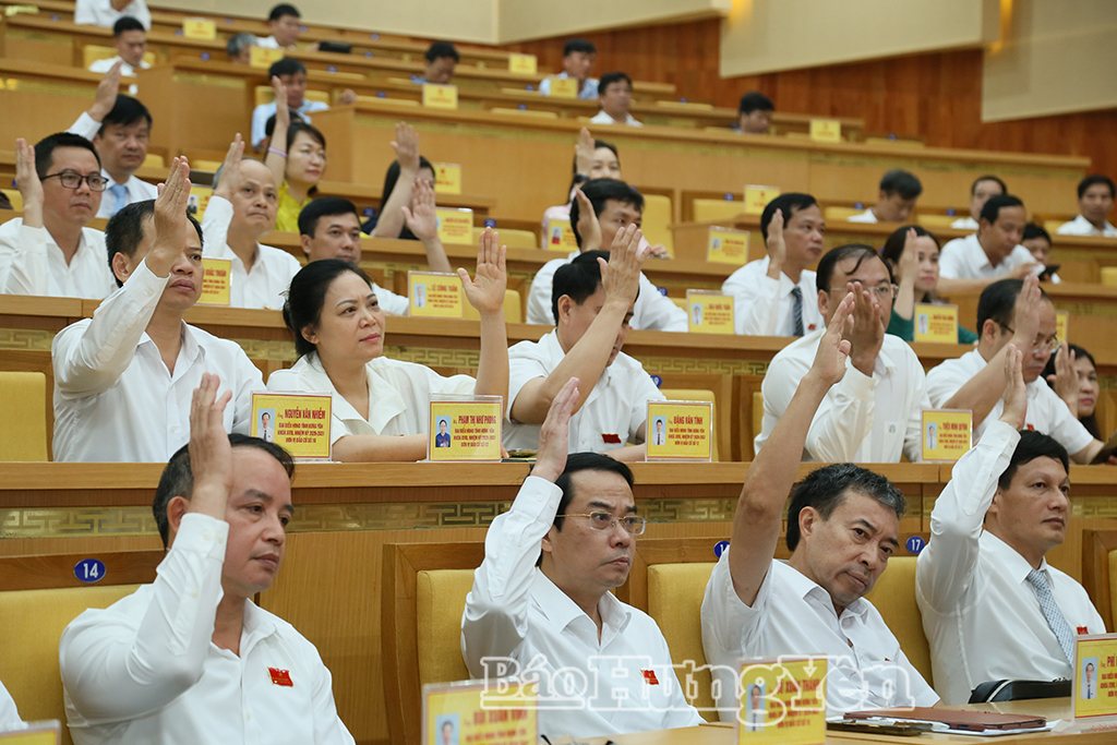 Đại biểu HĐND tỉnh biểu quyết thông qua các nhóm Nghị quyết tại Kỳ họp.