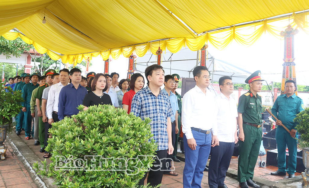 Đại biểu thành kính tưởng niệm các liệt sĩ tại nghĩa trang liệt sĩ Phan Sào Nam (xã Đoàn Đào).