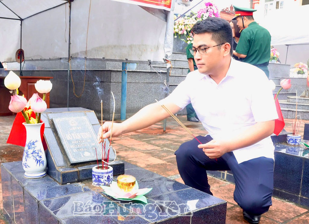 Lãnh đạo xã Đoàn Đào thắp hương tại các phần mộ liệt sĩ.
