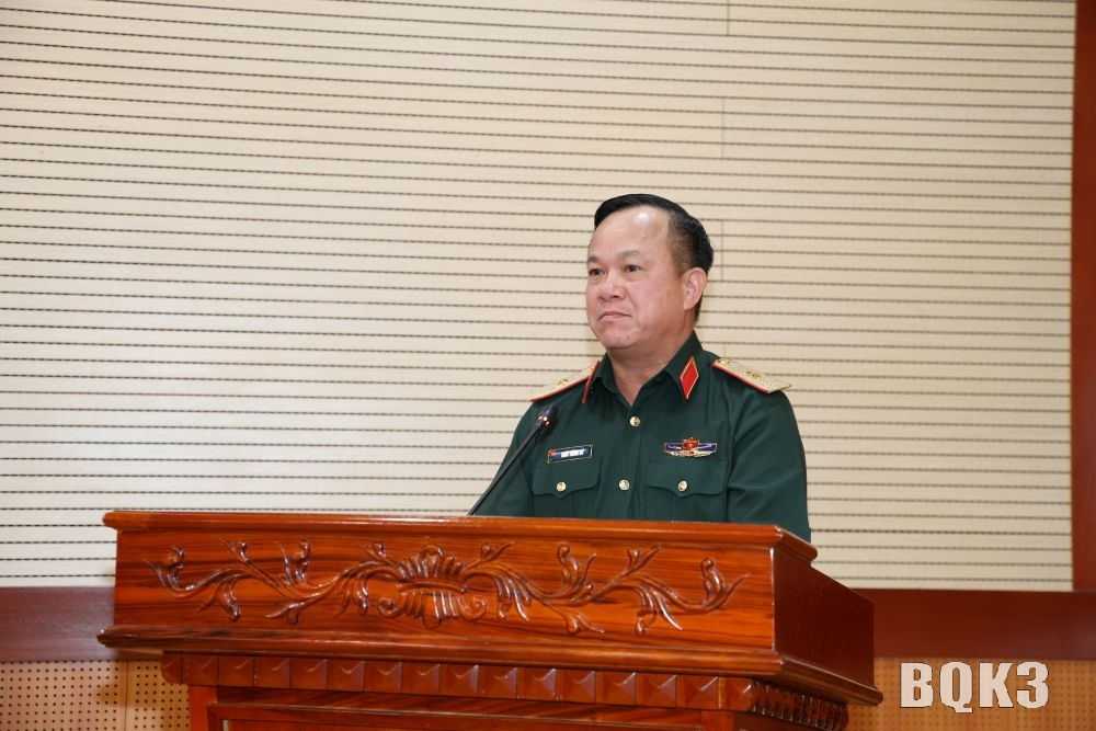 Thiếu tướng Khúc Thành Dư, Ủy viên Thường vụ Đảng ủy, Phó Chính ủy Quân khu trình bày dự thảo Nghị quyết lãnh đạo thực hiện nhiệm vụ quân sự, quốc phòng và xây dựng Đảng bộ Quân khu 6 tháng cuối năm 2026.