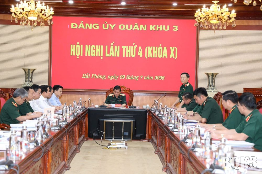 Trung tướng Lương Văn Kiểm, Phó Bí thư Đảng ủy, Tư lệnh Quân khu phát biểu tại hội nghị.