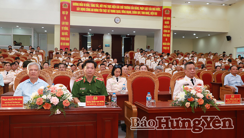 Đồng chí Nguyễn Văn Thông, nguyên Ủy viên Ban Chấp hành Trung ương Đảng, nguyên Phó Trưởng ban Nội chính Trung ương, nguyên Bí thư Tỉnh ủy và các đại biểu dự lễ kỷ niệm.