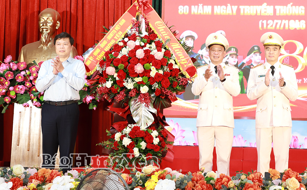 Đồng chí Trần Quốc Toản, Phó Bí thư Thường trực Tỉnh ủy, Chủ tịch Ủy ban MTTQ Việt Nam tỉnh tặng hoa chúc mừng tại lễ kỷ niệm.