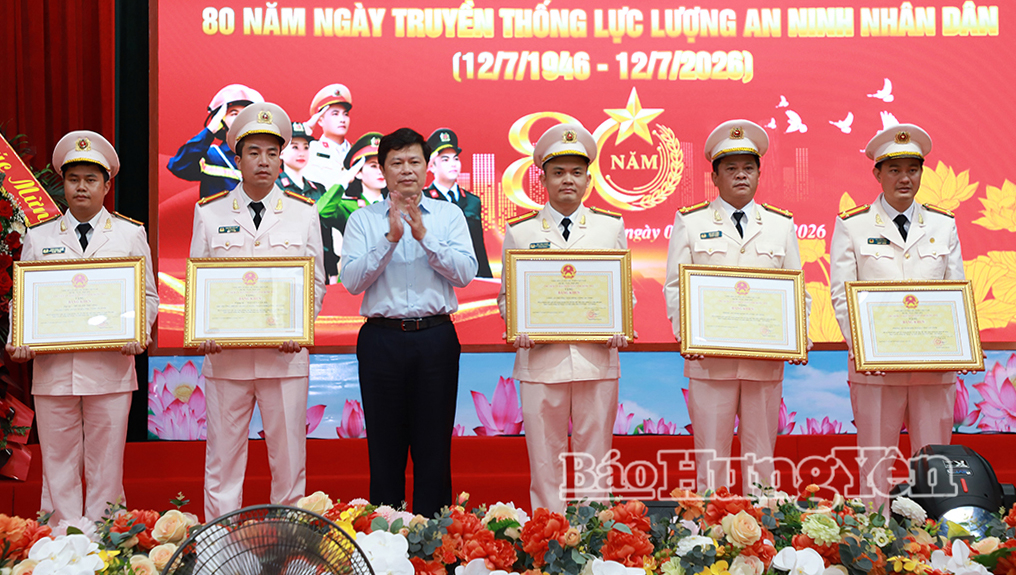 Đồng chí Trần Quốc Toản, Phó Bí thư Thường trực Tỉnh ủy, Chủ tịch Ủy ban MTTQ Việt Nam tỉnh trao Bằng khen của Chủ tịch UBND tỉnh tặng các tập thể, cá nhân.