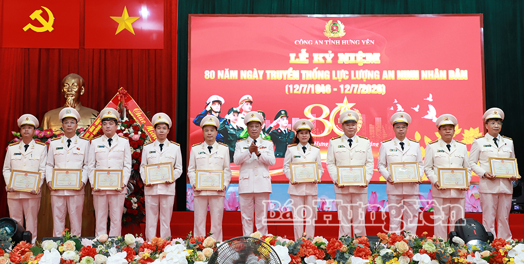 Lãnh đạo Công an tỉnh khen thưởng các tập thể, cá nhân.
