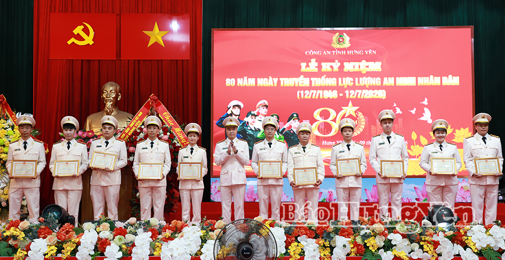 Lãnh đạo Công an tỉnh khen thưởng các tập thể, cá nhân.