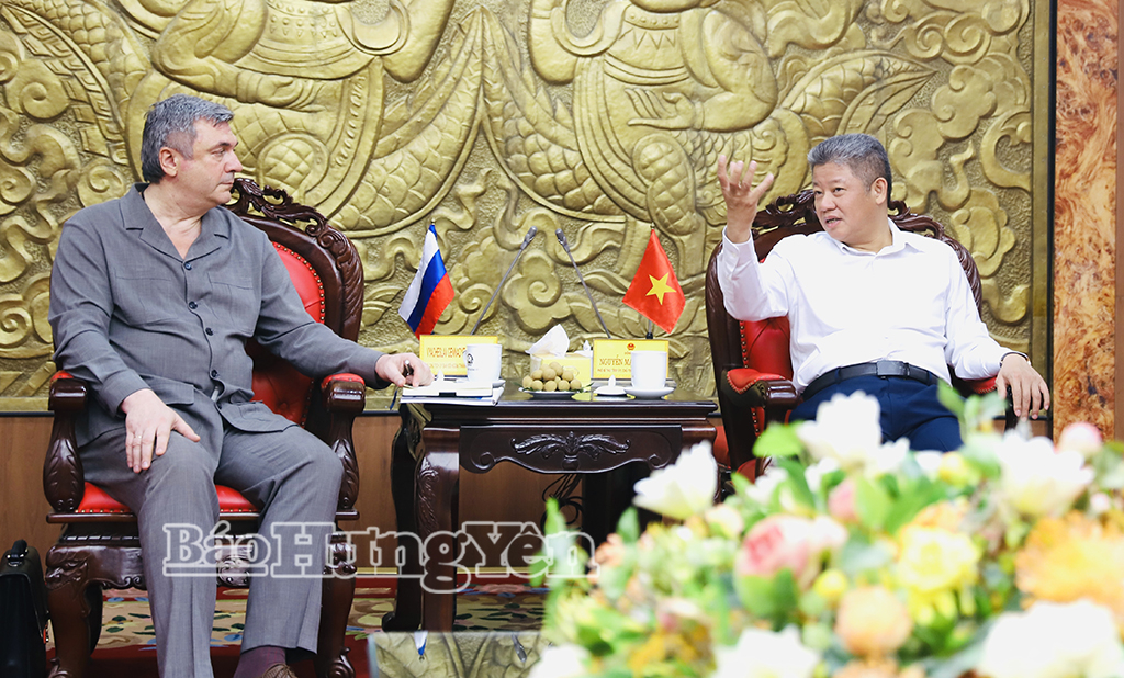 Đồng chí Nguyễn Mạnh Quyền, Phó Bí thư Tỉnh ủy, Chủ tịch UBND tỉnh và ông Vyacheslav Gennadyevich Kalganov, Phó Chủ nhiệm Ủy ban Đối ngoại thành phố Saint Petersburg trao đổi tại buổi tiếp và làm việc. 