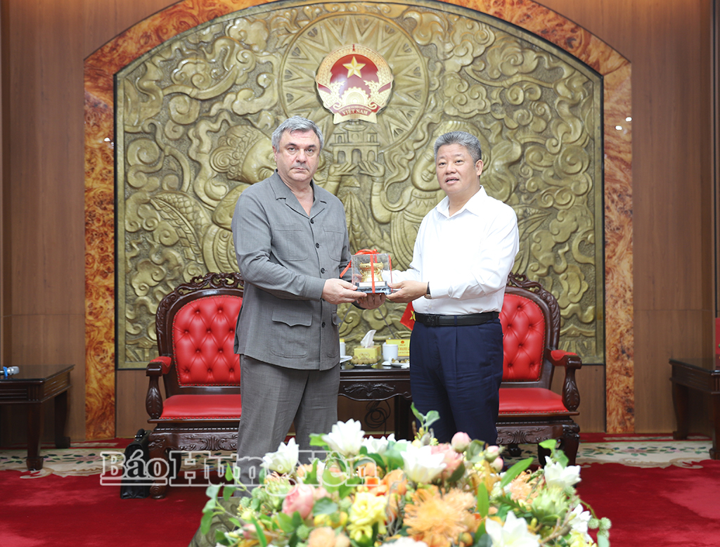 Đồng chí Nguyễn Mạnh Quyền, Phó Bí thư Tỉnh ủy, Chủ tịch UBND tỉnh tặng quà lưu niệm cho thành phố Saint Petersburg.