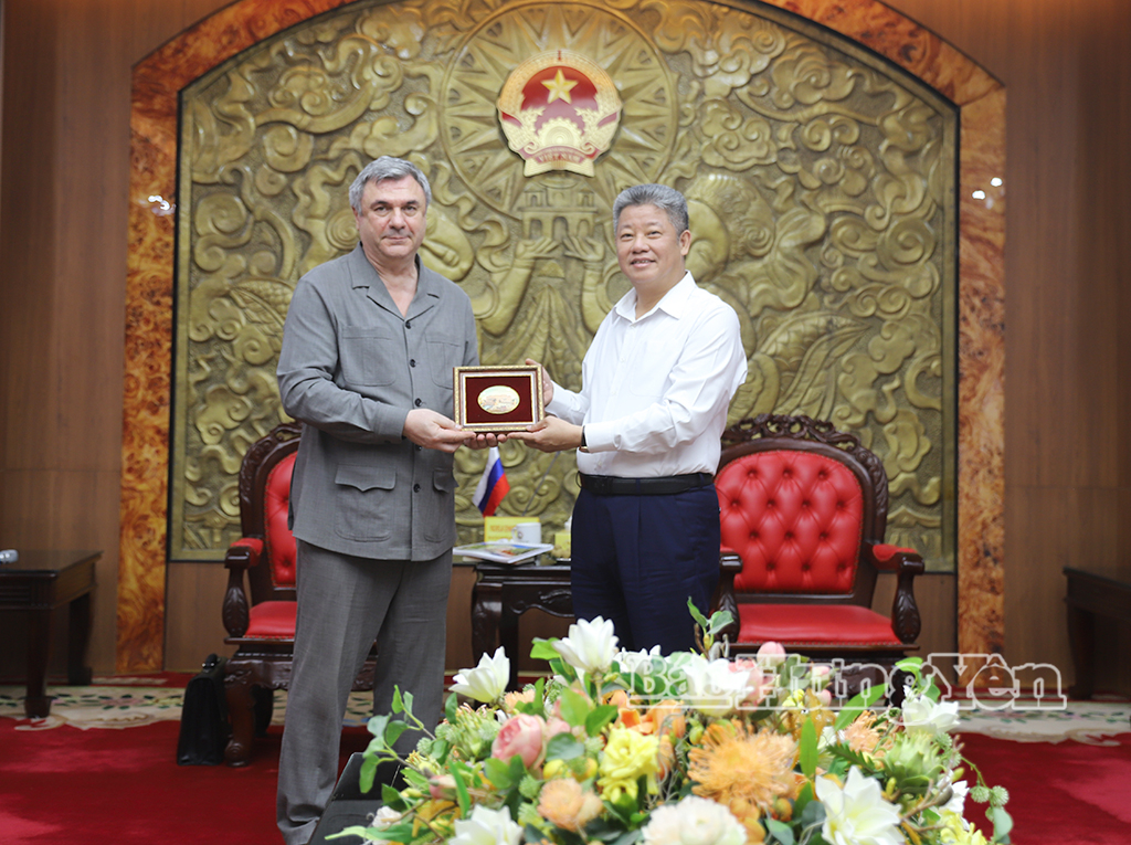 Ông Vyacheslav Gennadyevich Kalganov, Phó Chủ nhiệm Ủy ban Đối ngoại thành phố Saint Petersburg tặng quà lưu niệm cho UBND tỉnh Hưng Yên.