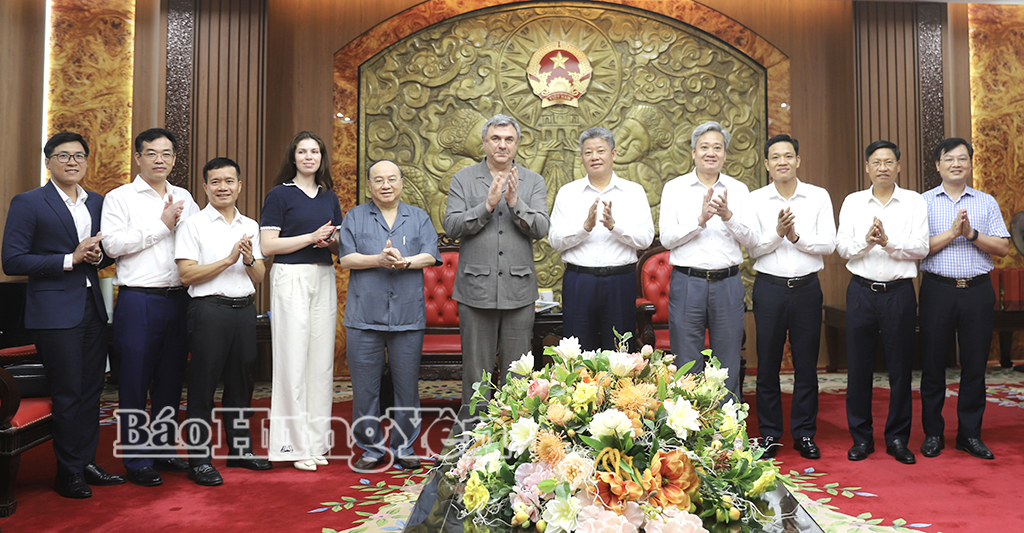 Các đại biểu chụp ảnh lưu niệm.  