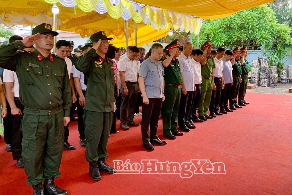 Đại biểu tưởng niệm các liệt sĩ tại Nghĩa trang liệt sĩ cụm xã Hoàng Hoa Thám.