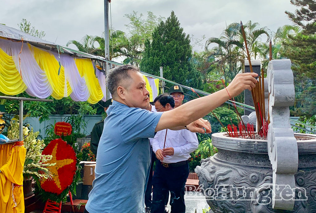 Các đại biểu dâng hương tại Nghĩa trang liệt sĩ cụm xã Hoàng Hoa Thám.