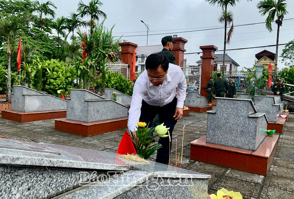 Đại biểu thắp hương tại các phần mộ liệt sĩ.