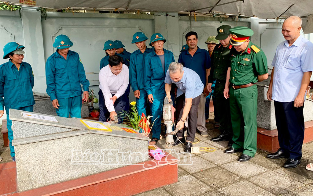 Lãnh đạo xã Hoàng Hoa Thám thực hiện nghi thức khai quật phần mộ liệt sĩ chưa xác định được danh tính tại Nghĩa trang liệt sĩ cụm xã Hoàng Hoa Thám.