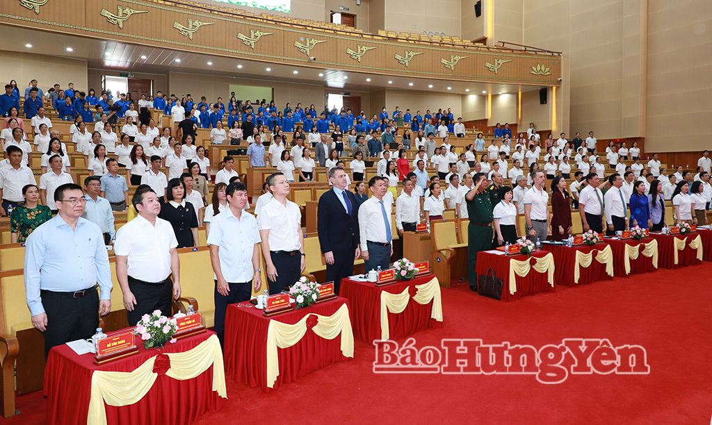 Các đại biểu thực hiện nghi thức chào cờ tại lễ mít tinh.