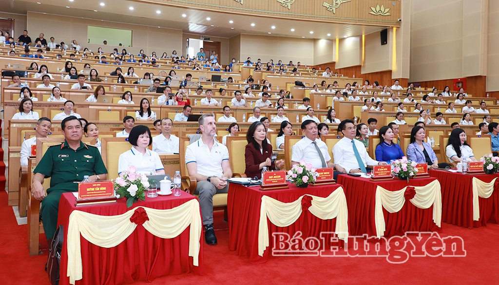 Các đại biểu dự lễ mít tinh.