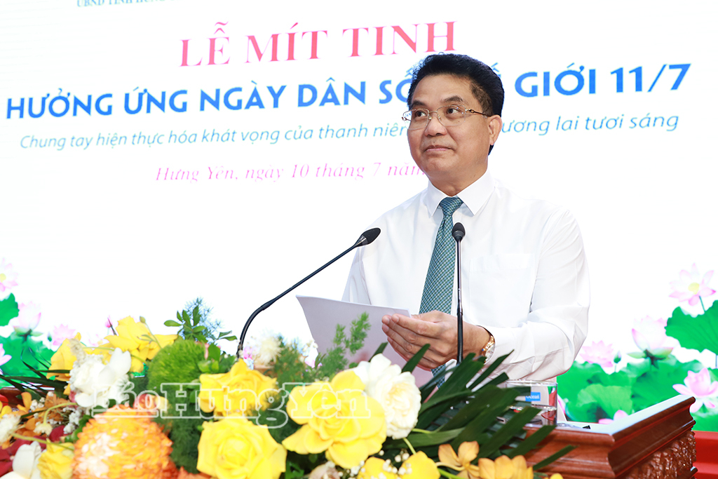 Đồng chí Phó Chủ tịch UBND tỉnh Lê Quang Hòa phát biểu tại lễ mít tinh.