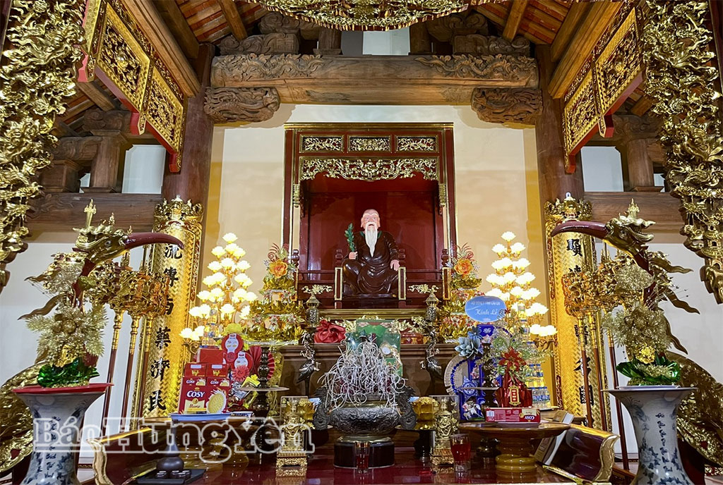 Không gian thờ tự  Hải Thượng Lãn Ông Lê Hữu Trác tại Khu di tích.