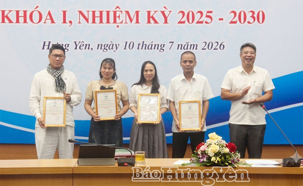 Lãnh đạo Liên minh Hợp tác xã tỉnh trao quyết định thành viên Liên minh HTX tỉnh cho 4 HTX.