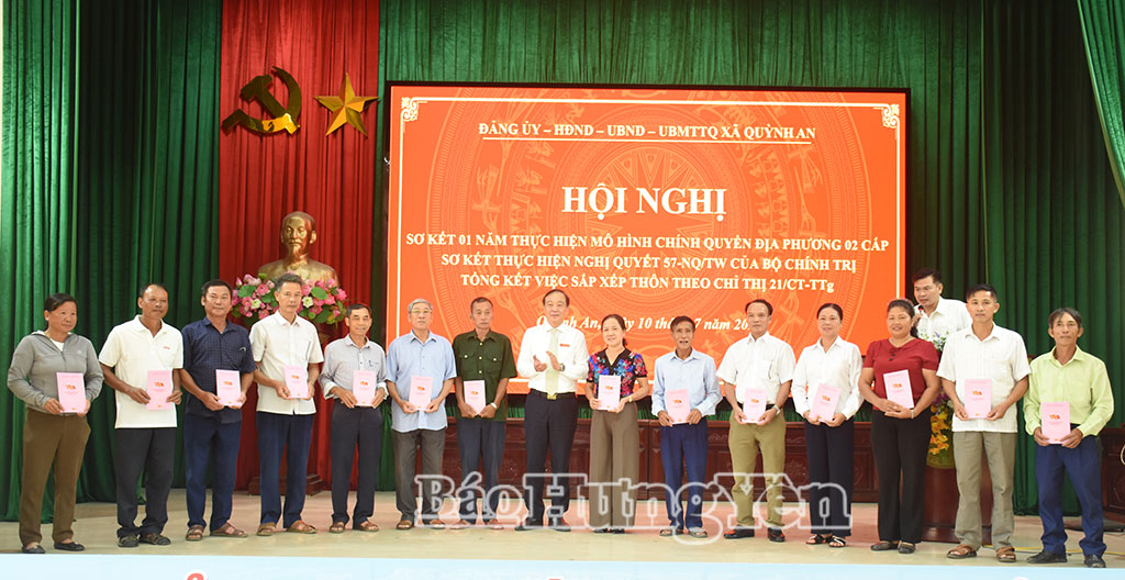 Lãnh đạo xã Quỳnh An trao quà cho các đồng chí thôi không tham gia chi ủy thôn khóa mới.