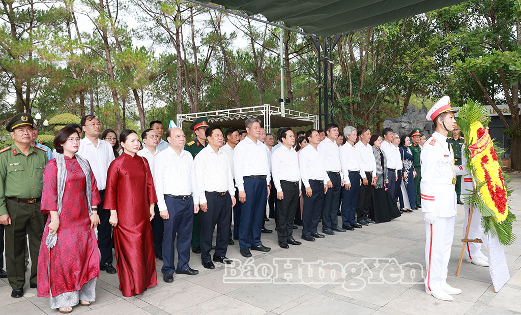 Đoàn đại biểu Tỉnh ủy, HĐND, UBND, Ủy ban MTTQ Việt Nam tỉnh dâng hương, dâng hoa tại Nghĩa trang liệt sĩ quốc gia Trường Sơn.