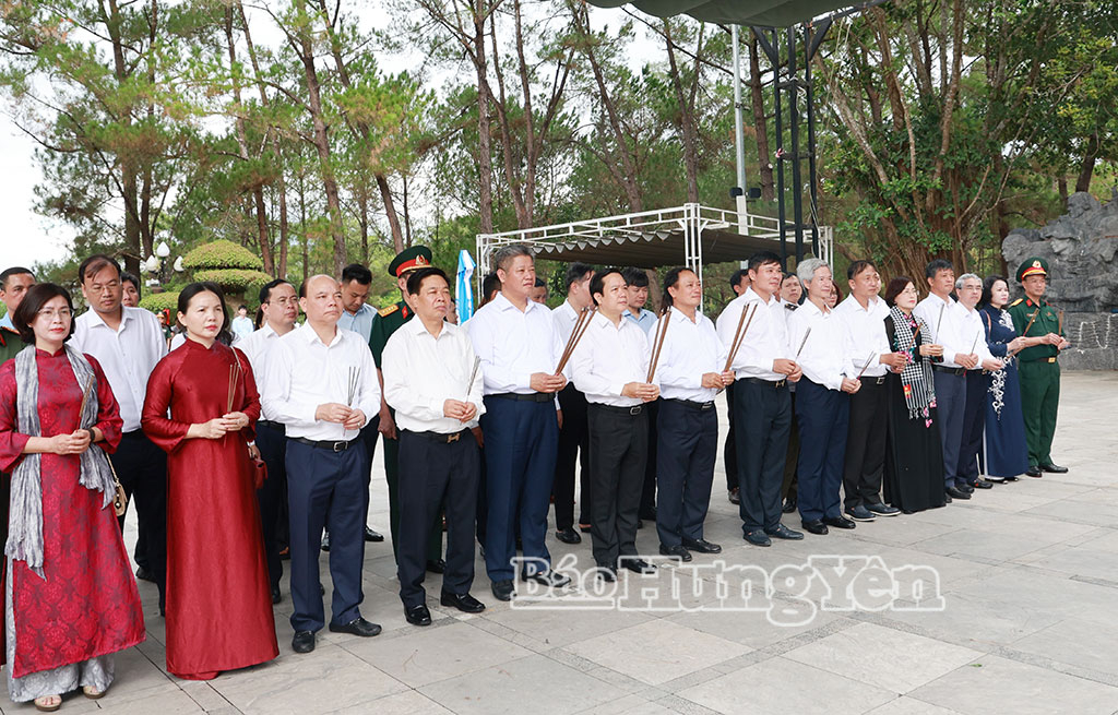 Đoàn đại biểu Tỉnh ủy, HĐND, UBND, Ủy ban MTTQ Việt Nam tỉnh  dâng hương tại Nghĩa trang liệt sĩ quốc gia Trường Sơn.