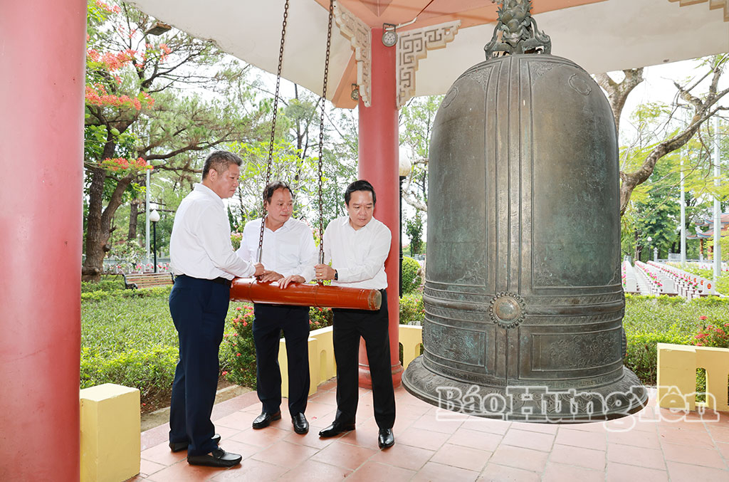 Các đồng chí Thường trực Tỉnh ủy thỉnh chuông tưởng niệm các anh hùng liệt sĩ tại Nghĩa trang Liệt sĩ quốc gia Trường Sơn.