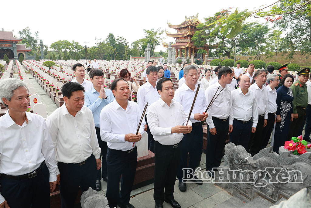Đoàn đại biểu Tỉnh ủy, HĐND, UBND, Ủy ban MTTQ Việt Nam tỉnh  dâng hương tại Khu mộ liệt sĩ Hưng Yên trong Nghĩa trang liệt sĩ quốc gia Trường Sơn.