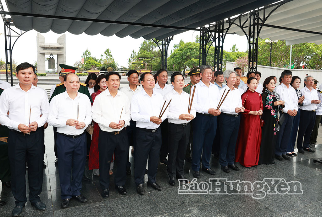 Đoàn đại biểu Tỉnh ủy, HĐND, UBND, Ủy ban MTTQ Việt Nam tỉnh  dâng hương tại Nghĩa trang Liệt sĩ quốc gia Đường 9.