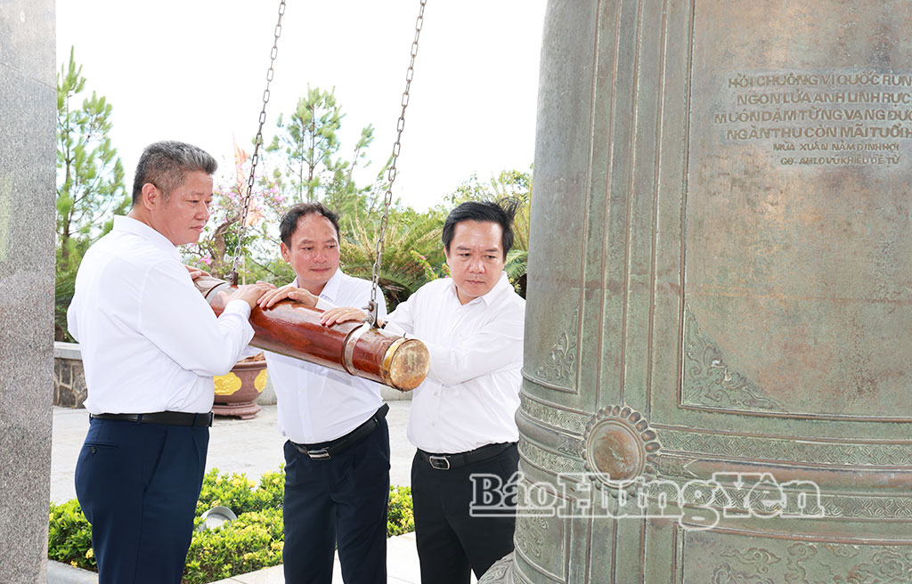 Các đồng chí Thường trực Tỉnh ủy thỉnh chuông tưởng niệm các anh hùng liệt sĩ tại Nghĩa trang Liệt sĩ quốc gia Đường 9.