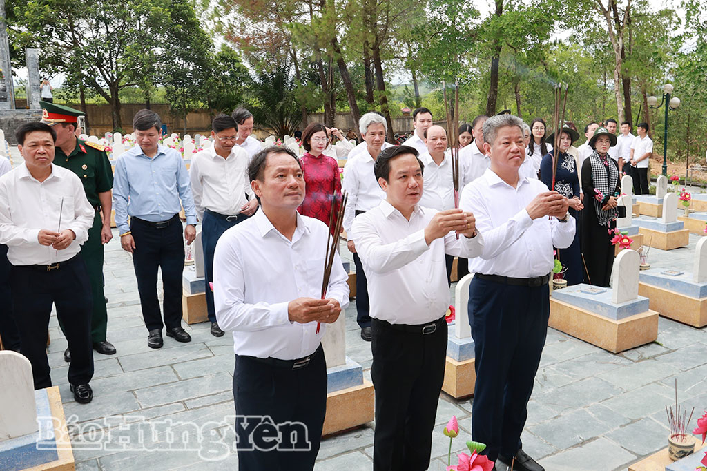 Đoàn đại biểu Tỉnh ủy, HĐND, UBND, Ủy ban MTTQ Việt Nam tỉnh  dâng hương tại Khu mộ liệt sĩ Hưng Yên trong Nghĩa trang liệt sĩ quốc gia Đường 9.
