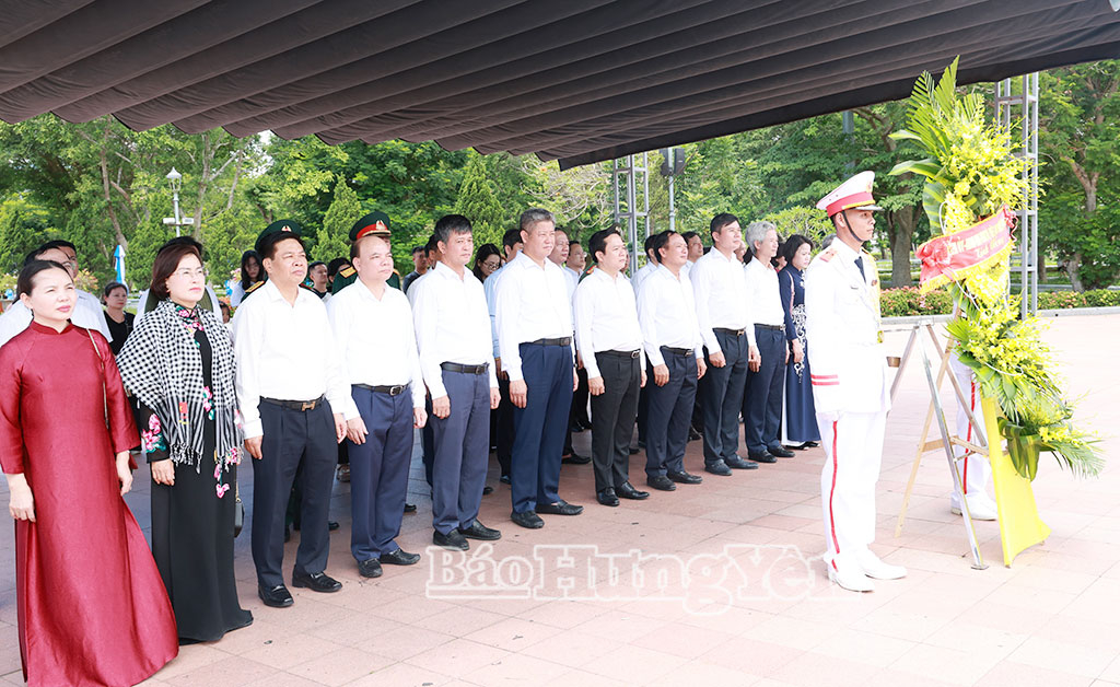 Đoàn đại biểu Tỉnh ủy, HĐND, UBND, Ủy ban MTTQ Việt Nam tỉnh dâng hương, dâng hoa tưởng niệm các Anh hùng liệt sĩ tại Di tích quốc gia đặc biệt Thành cổ Quảng Trị .