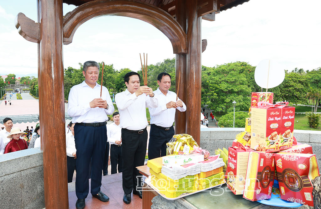 Đoàn đại biểu Tỉnh ủy, HĐND, UBND, Ủy ban MTTQ Việt Nam tỉnh  dâng hương, dâng hoa tưởng niệm các Anh hùng liệt sĩ tại Di tích quốc gia đặc biệt Thành cổ Quảng Trị .