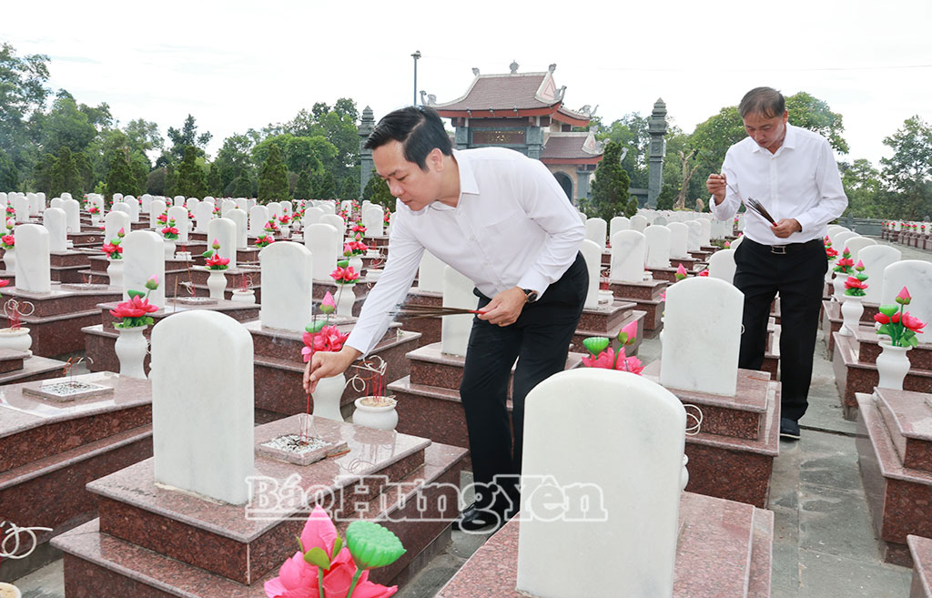Đồng chí Phạm Quang Ngọc, Ủy viên Ban Chấp hành Trung ương Đảng, Bí thư Tỉnh ủy thắp hương tại Khu mộ liệt sĩ Hưng Yên trong Nghĩa trang liệt sĩ quốc gia Trường Sơn.