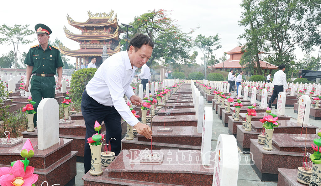 Đồng chí Trần Quốc Văn, Phó Bí thư Tỉnh ủy, Chủ tịch HĐND tỉnh thắp hương tại Khu mộ liệt sĩ Hưng Yên trong Nghĩa trang liệt sĩ quốc gia Trường Sơn.
