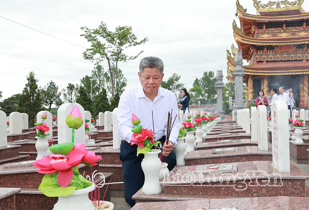 Đồng chí Nguyễn Mạnh Quyền, Phó Bí thư Tỉnh ủy, Chủ tịch UBND tỉnh thắp hương tại Khu mộ liệt sĩ Hưng Yên trong Nghĩa trang liệt sĩ quốc gia Trường Sơn.