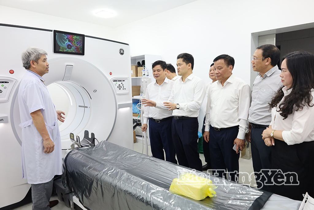 Các đồng chí: Vũ Mạnh Hà, Ủy viên dự khuyết Ban Chấp hành Trung ương Đảng, Thứ trưởng Thường trực Bộ Y tế; Phạm Văn Nghiêm, Phó Chủ tịch UBND tỉnh thăm quan hệ thống cắt lớp vi tính 512 tại Bệnh viện Đa khoa Thái Bình.