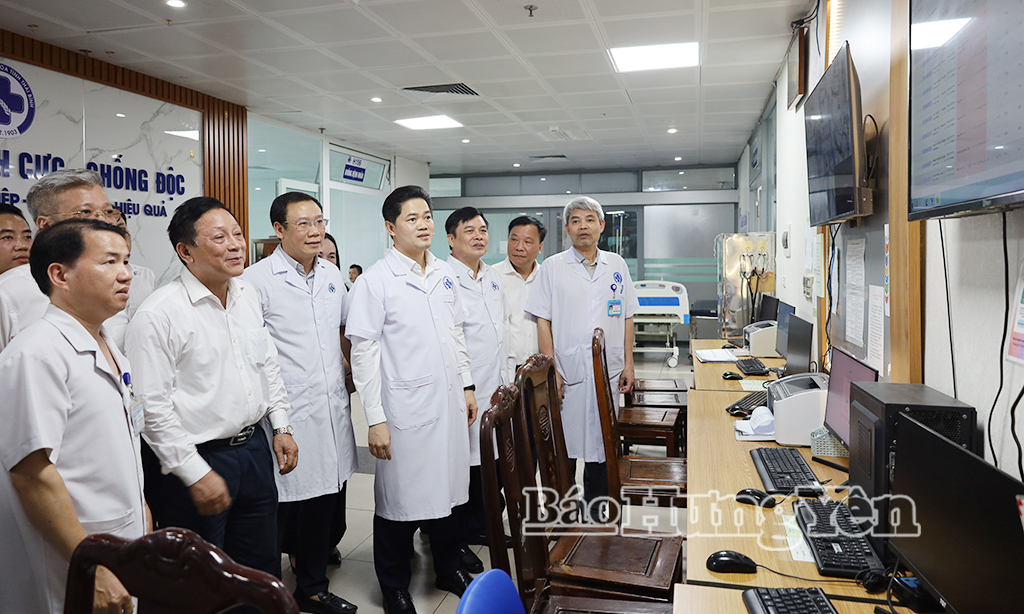 Các đồng chí: Vũ Mạnh Hà, Ủy viên dự khuyết Ban Chấp hành Trung ương Đảng, Thứ trưởng Thường trực Bộ Y tế; Phạm Văn Nghiêm, Phó Chủ tịch UBND tỉnh thăm quan Khoa Hồi sức tích cực - chống độc, Bệnh viện Đa khoa Thái Bình.