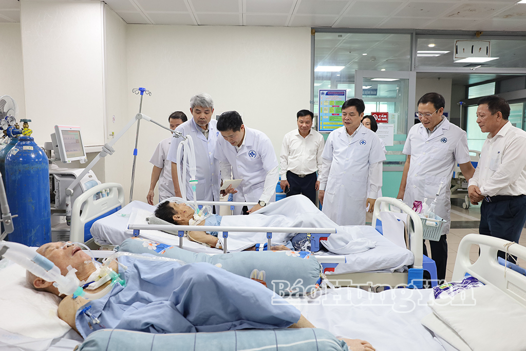 Các đồng chí: Vũ Mạnh Hà, Ủy viên dự khuyết Ban Chấp hành Trung ương Đảng, Thứ trưởng Thường trực Bộ Y tế; Phạm Văn Nghiêm, Phó Chủ tịch UBND tỉnh thăm, tặng quà bệnh nhân nặng.