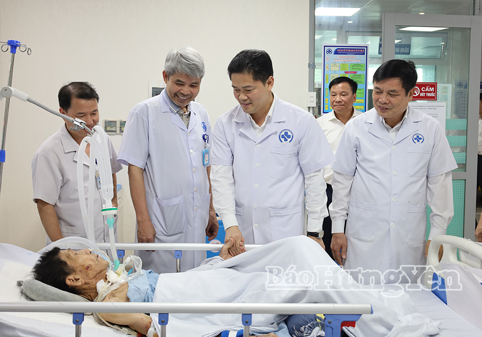Các đồng chí: Vũ Mạnh Hà, Ủy viên dự khuyết Ban Chấp hành Trung ương Đảng, Thứ trưởng Thường trực Bộ Y tế; Phạm Văn Nghiêm, Phó Chủ tịch UBND tỉnh thăm, tặng quà bệnh nhân nặng.