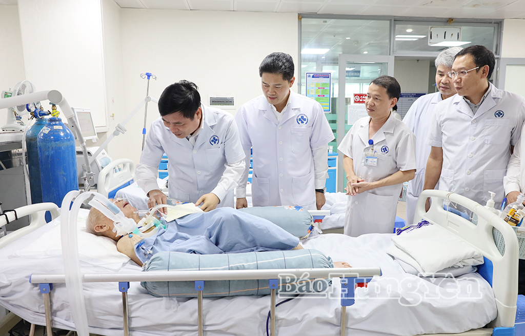 Các đồng chí: Vũ Mạnh Hà, Ủy viên dự khuyết Ban Chấp hành Trung ương Đảng, Thứ trưởng Thường trực Bộ Y tế; Phạm Văn Nghiêm, Phó Chủ tịch UBND tỉnhh thăm, tặng quà bệnh nhân nặng.