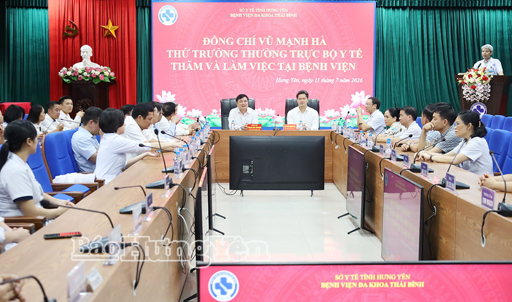 Các đồng chí: Vũ Mạnh Hà, Ủy viên dự khuyết Ban Chấp hành Trung ương Đảng, Thứ trưởng Thường trực Bộ Y tế; Phạm Văn Nghiêm, Phó Chủ tịch UBND tỉnh làm việc tại Bệnh viện Đa khoa Thái Bình.