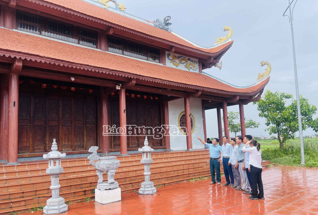 Cán bộ thôn Phúc Khánh khảo sát nơi sinh hoạt cộng đồng của các thôn cũ sau sắp xếp, tổ chức lại thôn.