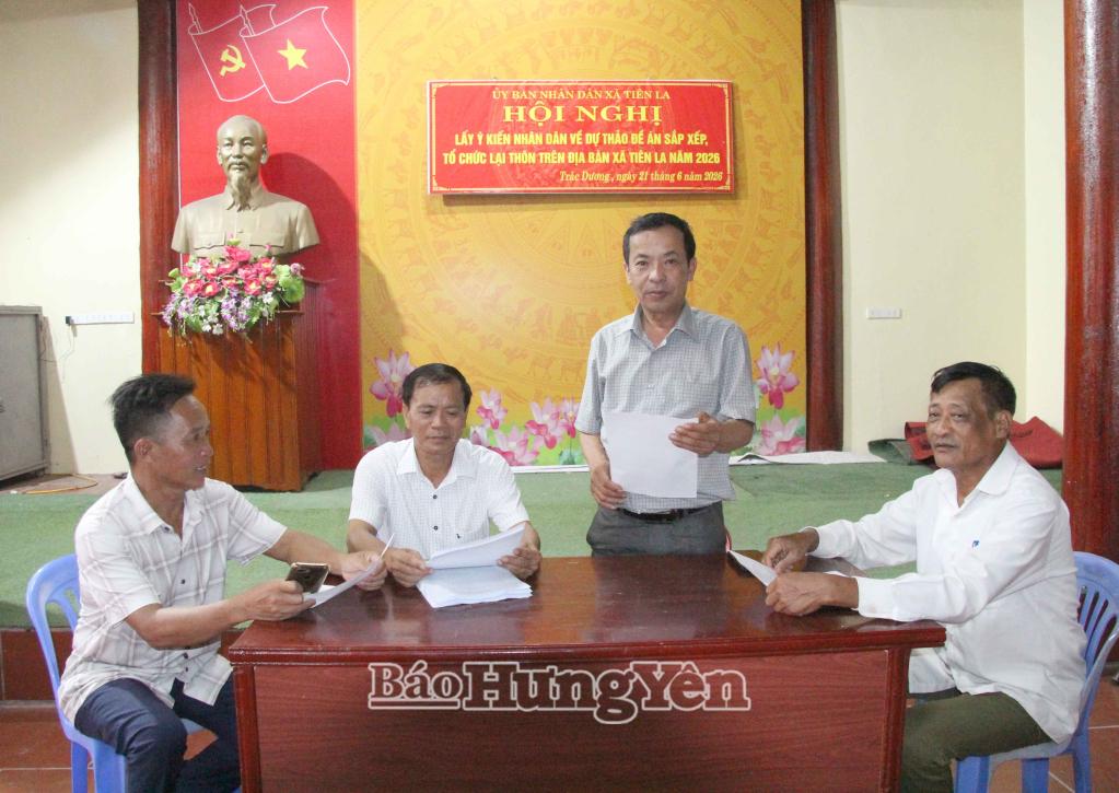 Cán bộ thôn Dương Xuân, xã Tiên La bắt tay ngay vào thực hiện nhiệm vụ sau khi thành lập thôn mới.