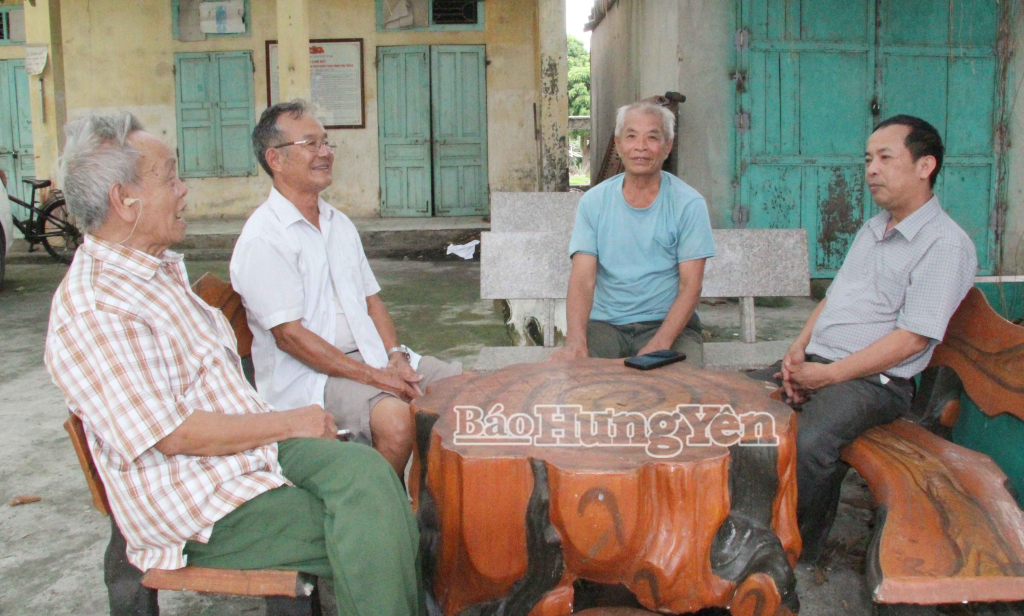 Cán bộ thôn Dương Xuân trao đổi với người dân về các nhiệm vụ của thôn.